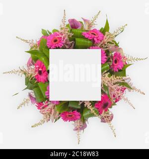 Kreatives Layout mit bunten Blumen, Blättern und kopieren Space Card Note. Flach liegend. Stockfoto