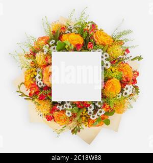 Kreatives Layout mit bunten Blumen, Blättern und kopieren Space Card Note. Flach liegend. Stockfoto