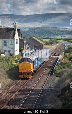 Direct Rail Services Lok 37 37401 Ankunft am Bahnhof Drigg auf der ländlichen Küstenlinie Cumbrias mit einem Northern Rail Zug Stockfoto