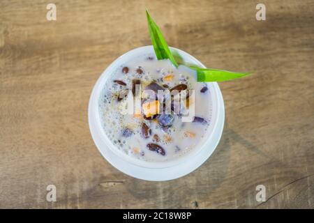 Bubur Cha Cha, malaiischer Nachtisch aus Tapioka-Perlen, Süßkartoffeln, Taro und Kokosmilch. Stockfoto