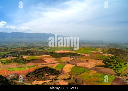 Antenne Panorama der Semien Berge und Tal mit Feldern von Teff um Lalibela in Äthiopien Stockfoto