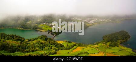 Luftaufnahme zu den Seen Azul und Verde bei Sete Cidades, Sao Miguel, Azoren, Portugal Stockfoto