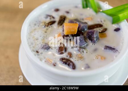 Bubur Cha Cha, malaiischer Nachtisch aus Tapioka-Perlen, Süßkartoffeln, Taro und Kokosmilch. Stockfoto