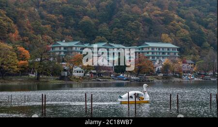 Leute, die am Lake Chuzenji, Nikko, Japan, Bootfahren. Stockfoto