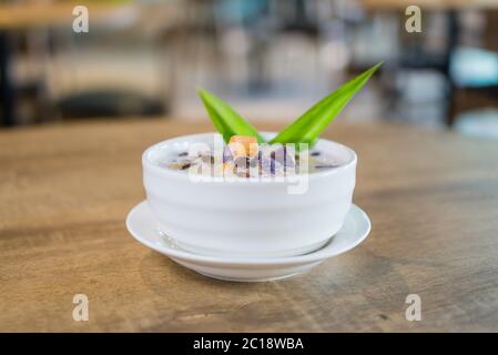 Bubur Cha Cha, malaiischer Nachtisch aus Tapioka-Perlen, Süßkartoffeln, Taro und Kokosmilch. Stockfoto