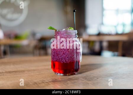 Rosensirup Wasser mit Selasih oder Basilikum Samen im Glas garnieren mit Minzen. Stockfoto