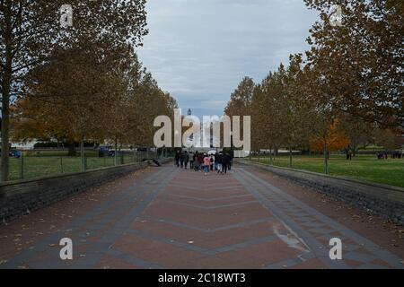 Menschenmenge, die entlang der Pennsylvania Avenue in Richtung des Kapitols der Vereinigten Staaten im Stadtzentrum von Washington DC geht Stockfoto