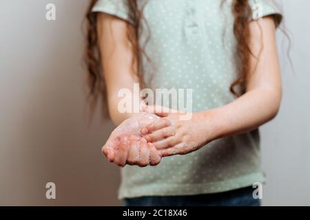 Kinderhände in Seifenschaum. Denken Sie daran, ihre Hände zu waschen. Prävention Stockfoto