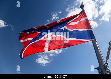 Flagge auf Kreuzer Aurora. Linearer Kreuzer Aurora, das Symbol der Großen Sozialistischen Oktoberrevolution Stockfoto