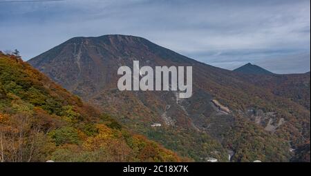 Blick auf das Herbstlaub auf dem Berg in Nikko, Japan, Stockfoto