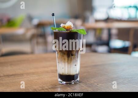 Cendol / Cendol ist ein süßes Süßes Eis, das Tropfen aus würmchendem grünem Reismehl, Kokosmilch und Palmzucker-Sirup enthält. Ausgewählter Fokus Stockfoto