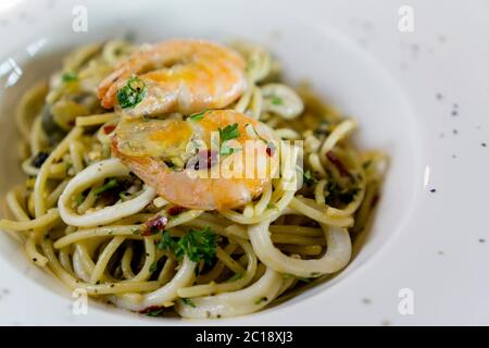 Spaghetti aglio e olio. Spaghetti mit Knoblauch, Garnelen und Olivenöl. Stockfoto