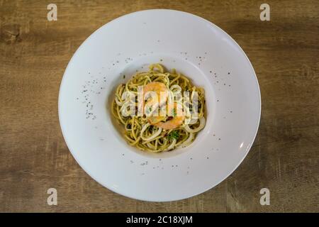 Spaghetti aglio e olio. Spaghetti mit Knoblauch, Garnelen und Olivenöl. Stockfoto