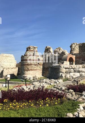 Nesebar, Bulgarien - 06. Oktober 2017: Westliche Festungsmauer in der UNESCO-Welterbestadt. Stockfoto