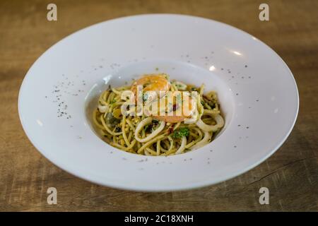 Spaghetti aglio e olio. Spaghetti mit Knoblauch, Garnelen und Olivenöl. Stockfoto