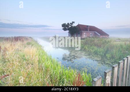 Gemütliches und charmantes Bauernhaus bei Sonnenaufgang Stockfoto