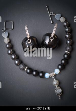 Jewel handgemachten Armband mit semipreciouse Steine und Ohrringe mit Halbedelsteinen Edelstein jet Schwarz auf schwarzem Hintergrund Stockfoto