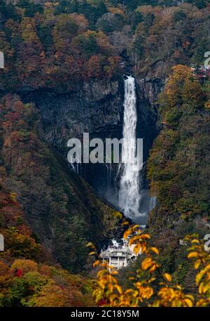 Schöner Kegon Wasserfall und Lake Chuzenji in Nikko, Japan im Herbst. Stockfoto