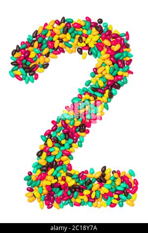 Arabische Ziffer '2' aus bunten runden Pralinen auf weißem, isoliertem Hintergrund. Lebensmittelmuster aus Süßigkeiten für Kinder. Helles Alphabet für k Stockfoto