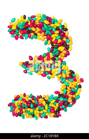 Arabische Ziffer '3' aus bunten runden Pralinen auf weißem, isoliertem Hintergrund. Lebensmittelmuster aus Süßigkeiten für Kinder. Helles Alphabet für k Stockfoto