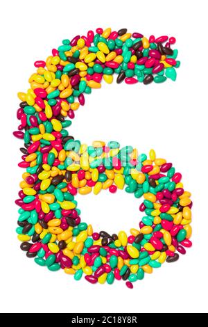 Arabische Ziffer '6' aus bunten runden Pralinen auf weißem, isoliertem Hintergrund. Lebensmittelmuster aus Süßigkeiten für Kinder. Helles Alphabet für k Stockfoto