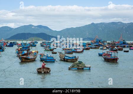 Traditionelle alte vietnamesische Holzboote und runde Fischerboote Thung Chai. Lokale gewebte Bambus Korb Boote oder Coracle Moored ne Stockfoto