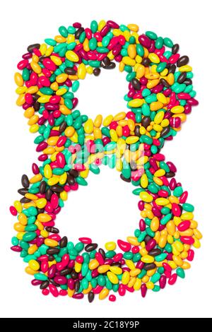 Arabische Ziffer '8' aus bunten runden Pralinen auf weißem, isoliertem Hintergrund. Lebensmittelmuster aus Süßigkeiten für Kinder. Helles Alphabet für k Stockfoto