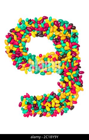 Arabische Ziffer '9' aus bunten runden Pralinen auf weißem, isoliertem Hintergrund. Lebensmittelmuster aus Süßigkeiten für Kinder. Helles Alphabet für k Stockfoto
