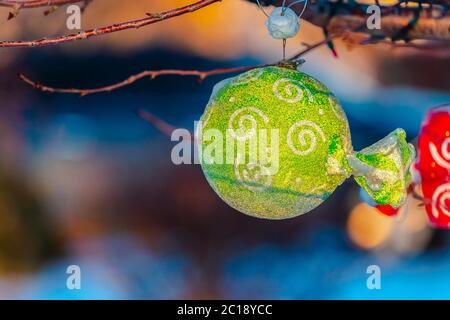 Bunte dekorative grüne Weihnachtskugel Tag Licht Stockfoto
