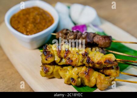 Malaysisches Huhn und Rindfleisch Satay mit köstlicher Erdnusssauce, eines der berühmten lokalen Gerichte. Stockfoto