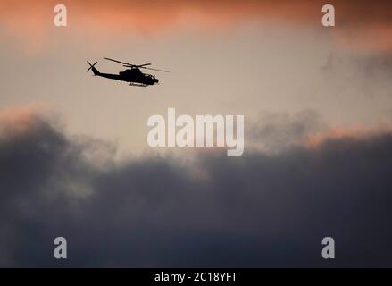 San Diego, Kalifornien, USA. Juni 2020. Eine US Marine Bell AH-1Z Viper, ein zweimotoriger Angriffshubschrauber fliegt entlang der San Diego Küste bei Sunset. Quelle: KC Alfred/ZUMA Wire/Alamy Live News Stockfoto