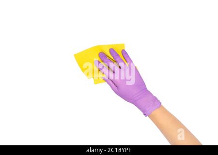 Gelbes Mikrofasertuch zum Waschen von Geschirr in weiblicher Hand. Hand in einem Latex Einweghandschuh hält Microfaser Tuch isoliert auf weiß. Frauenhand g Stockfoto