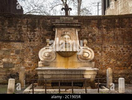 Frontansicht des antiken Brunnen der Maske (fontana del mascherone) in Rom, Italien Stockfoto