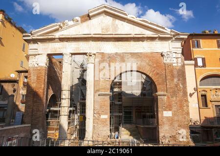 Frontansicht des antiken Porticus von Octavia (Portico di Ottavia) in Rom, Italien Stockfoto