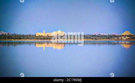 Panorama des Zaytun Sees, Ruinen des Amun Orakeltempels und Berg Dakrour in Siwa Oase, Ägypten in Siwa Oase, Ägypten Stockfoto