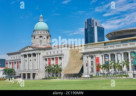 Blick über den Padang zur Singapore National Gallery, ehemals Supreme Court und Town Hall; im ehemaligen Kolonialviertel von Singapur Stockfoto