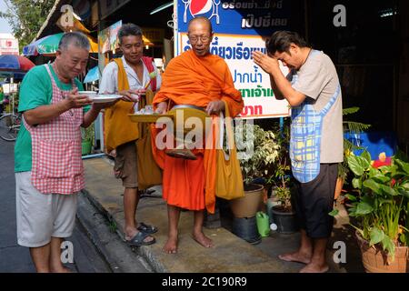 Thai Wai Gruss Buddhistische Respekt Kultur Thai Kulturellen Weibliche Asiatische Frau Tanzer Portrat Traditionelle Kunst Eine Geste Von Hua Hin Thailand Stockfotografie Alamy