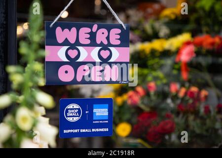 Ein Schild mit der Aufschrift „WE’RE OPEN“, das vom Künstler Timothy Hunt entworfen wurde, wurde geschaffen, um die Small-Kampagne des American Express Shops zu feiern und Menschen in unseren Straßen in London willkommen zu heißen. Stockfoto