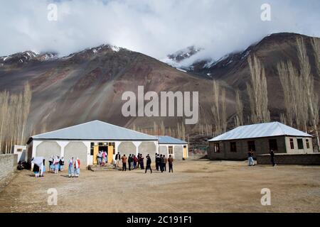 Studenten singen Hymne während der morgendlichen Versammlung in einer Gemeinschaft laufen Hochschule in Gupis, Ghizer Valley in Gilgit Baltistan, Pakistan. Stockfoto