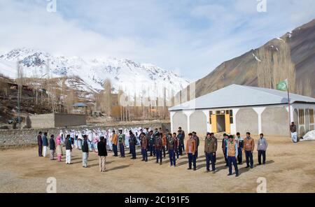 Studenten singen Hymne während der morgendlichen Versammlung in einer Gemeinschaft laufen Hochschule in Gupis, Ghizer Valley in Gilgit Baltistan, Pakistan. Stockfoto