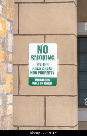 Rauchverbot Schild an der Steinmauer der Wohnung in Rock Creek Utah Stockfoto