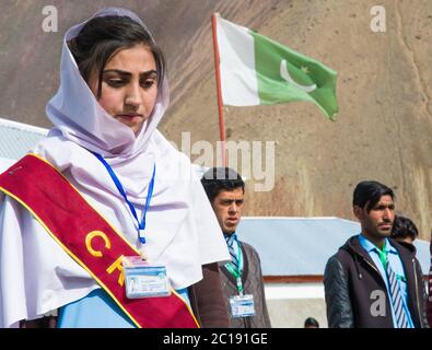 Studenten singen Hymne während der morgendlichen Versammlung in einer Gemeinschaft laufen Hochschule in Gupis, Ghizer Valley in Gilgit Baltistan, Pakistan. Stockfoto