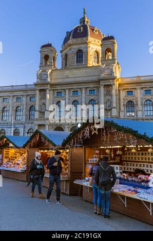 WIEN, ÖSTERREICH - 29. DEZEMBER 2016: Weihnachtsmarkt in der Nähe des Museumsviertels am 29. Dezember 2016 in Wien Österreich Stockfoto