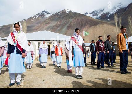 Studenten singen Hymne während der morgendlichen Versammlung in einer Gemeinschaft laufen Hochschule in Gupis, Ghizer Valley in Gilgit Baltistan, Pakistan. Stockfoto