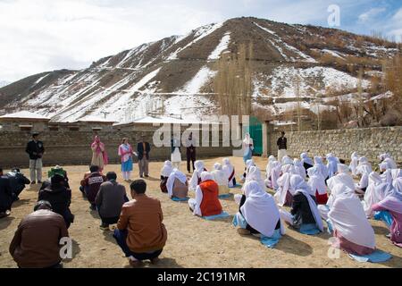 Studenten singen Hymne während der morgendlichen Versammlung in einer Gemeinschaft laufen Hochschule in Gupis, Ghizer Valley in Gilgit Baltistan, Pakistan. Stockfoto