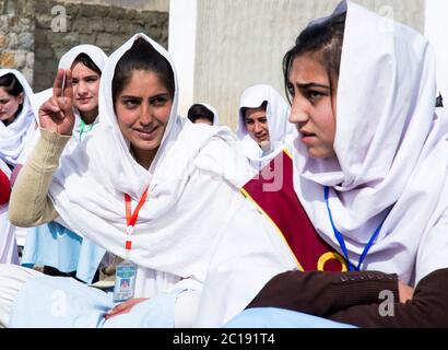 Studenten singen Hymne während der morgendlichen Versammlung in einer Gemeinschaft laufen Hochschule in Gupis, Ghizer Valley in Gilgit Baltistan, Pakistan. Stockfoto