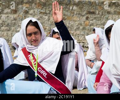 Studenten singen Hymne während der morgendlichen Versammlung in einer Gemeinschaft laufen Hochschule in Gupis, Ghizer Valley in Gilgit Baltistan, Pakistan. Stockfoto