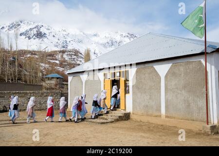 Studenten singen Hymne während der morgendlichen Versammlung in einer Gemeinschaft laufen Hochschule in Gupis, Ghizer Valley in Gilgit Baltistan, Pakistan. Stockfoto