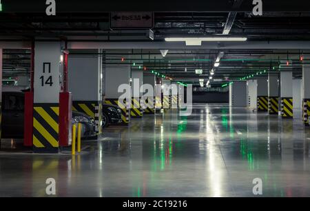 Parkhaus, unterirdische Interieur mit ein paar parkenden Autos Stockfoto