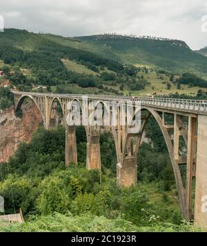 Alte große Brücke in Durdevica und fantastische Aussicht Tara Stockfoto